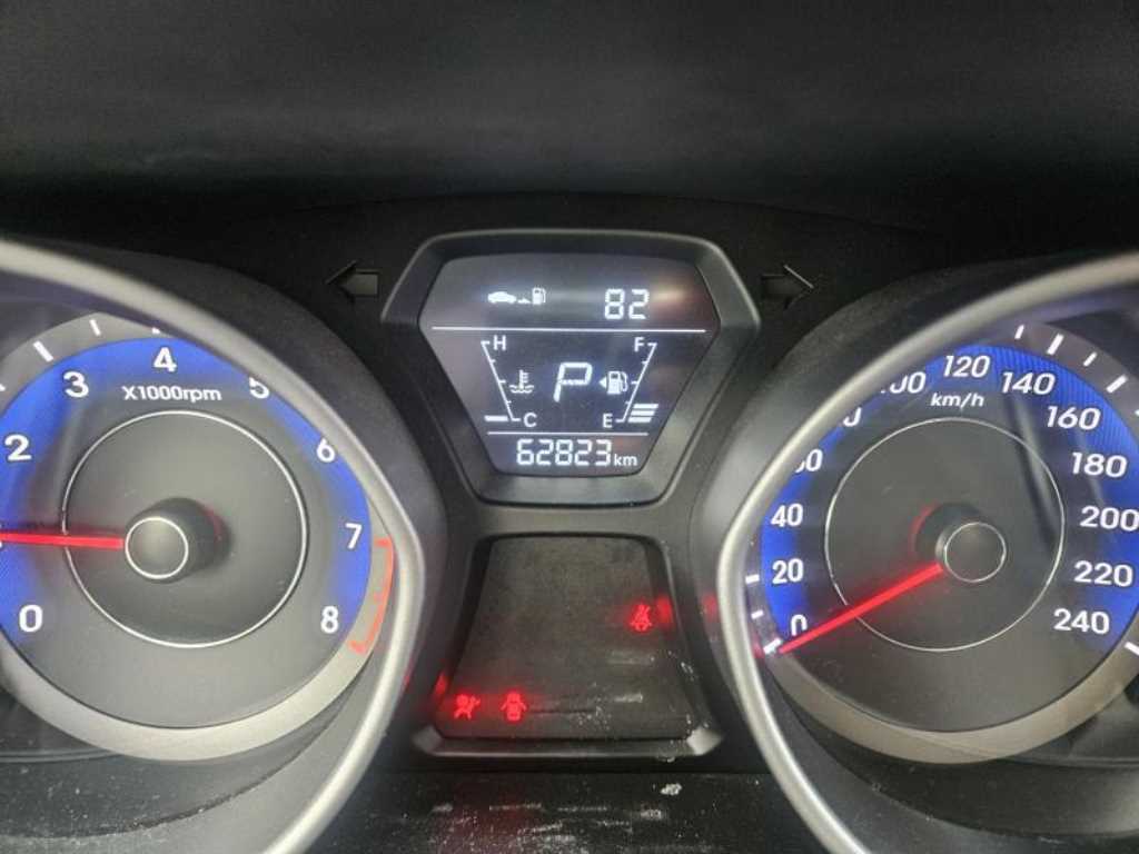 HYUNDAI Avante - Vista 3