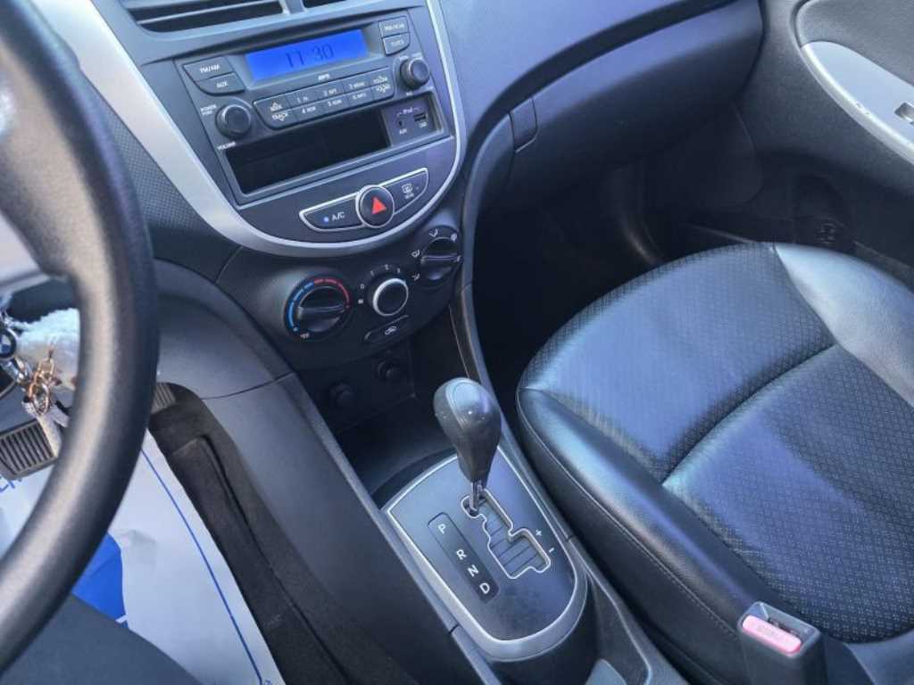 HYUNDAI Accent - Vista 12