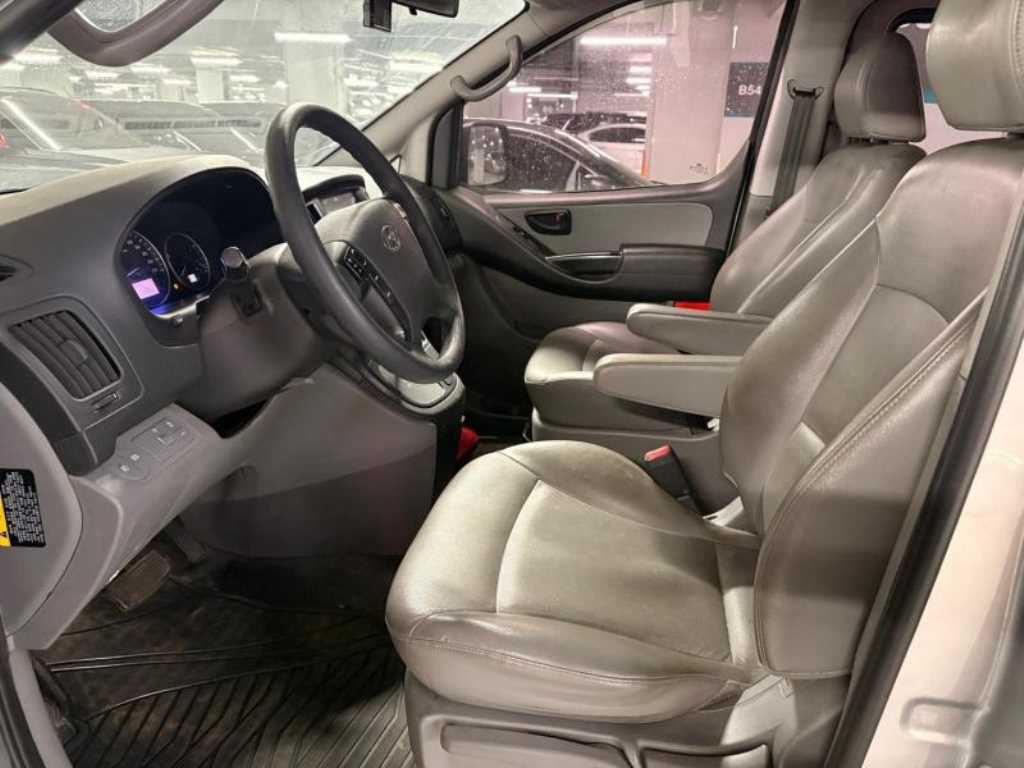 HYUNDAI Starex - Vista 4