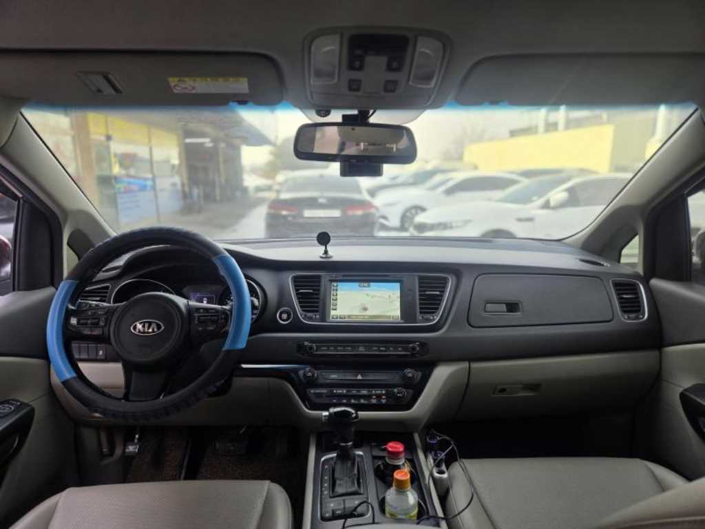 KIA Carnival - Vista 11