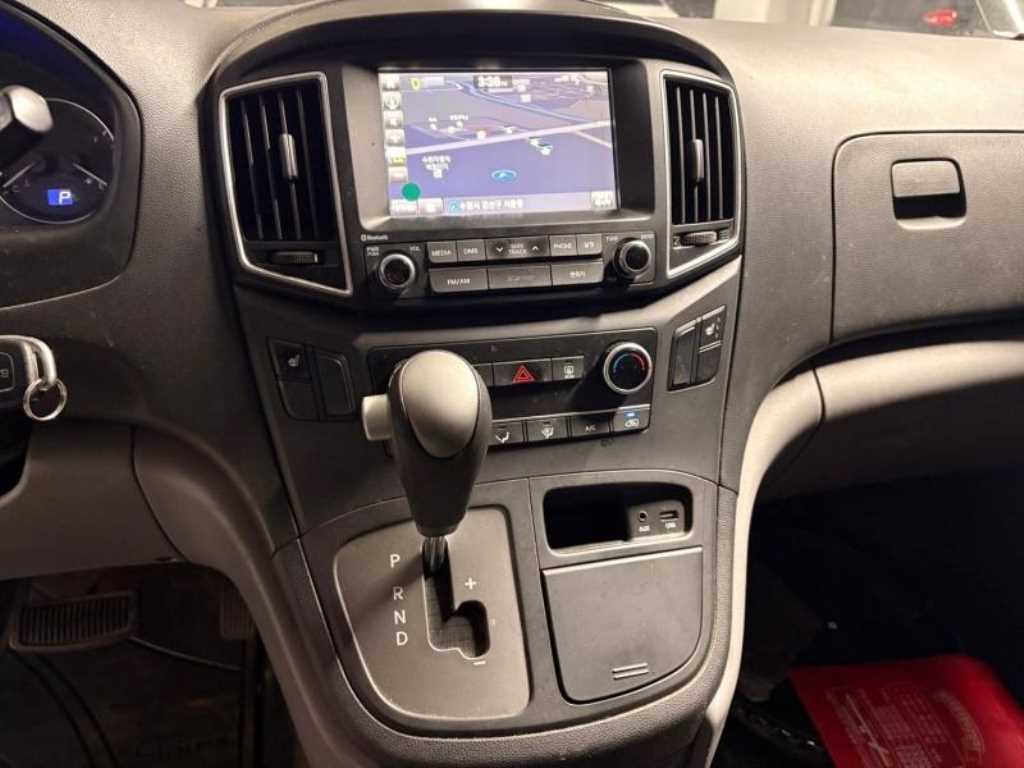 HYUNDAI Starex - Vista 10