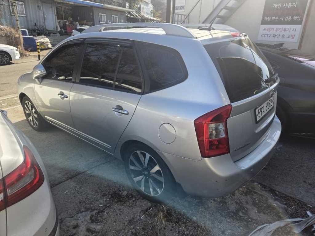 KIA Carens - Vista 5