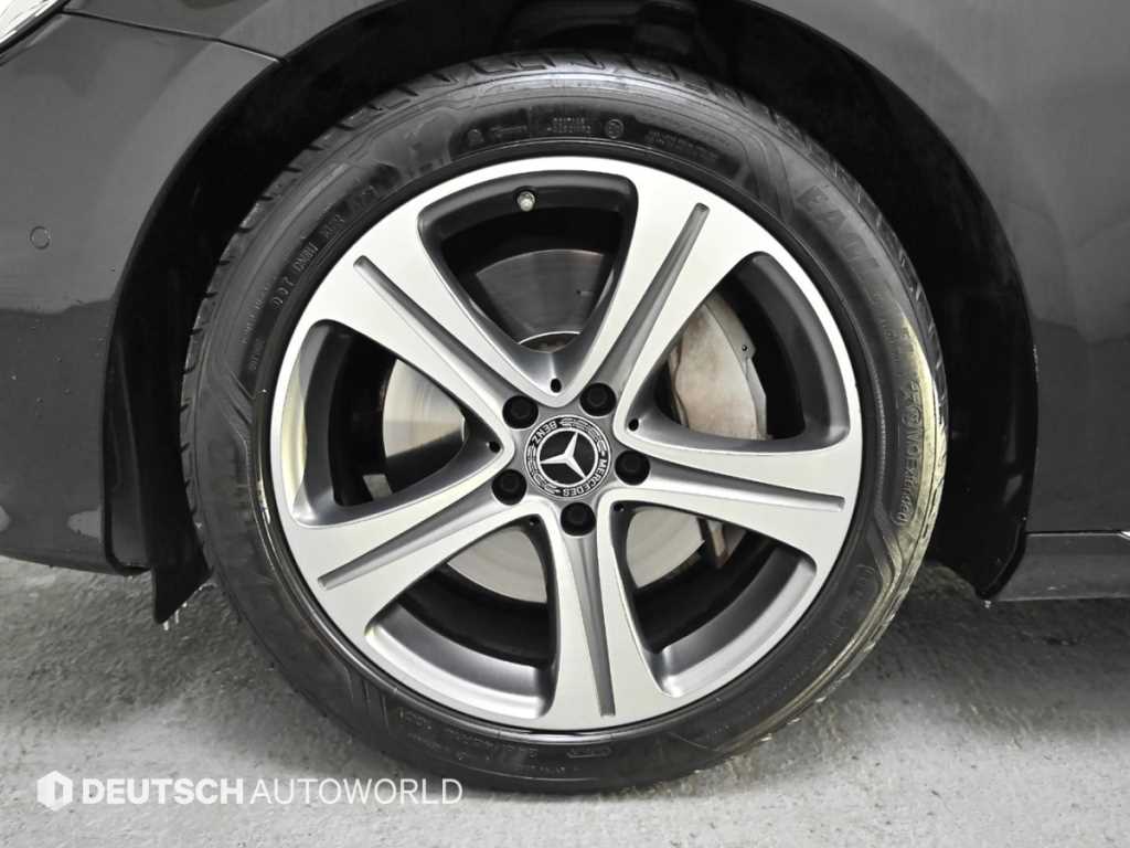 Mercedes Benz E class - Vista 5