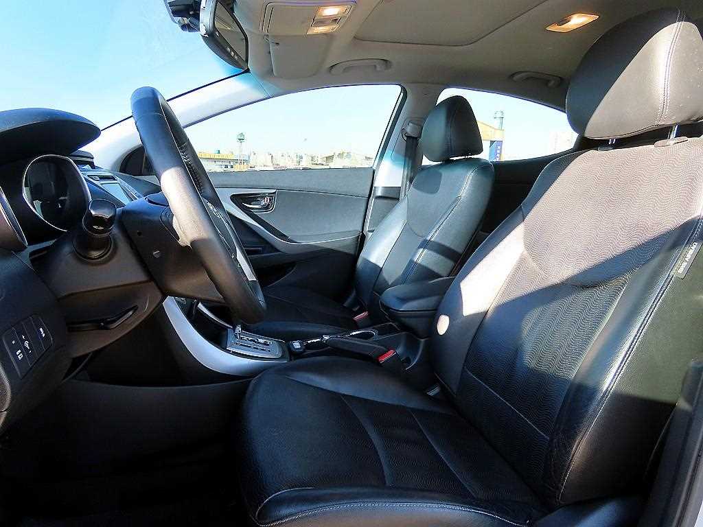 HYUNDAI Avante - Vista 5