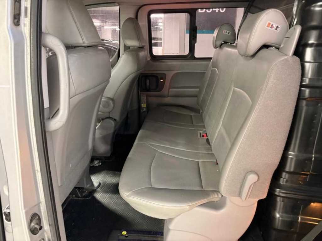 HYUNDAI Starex - Vista 5