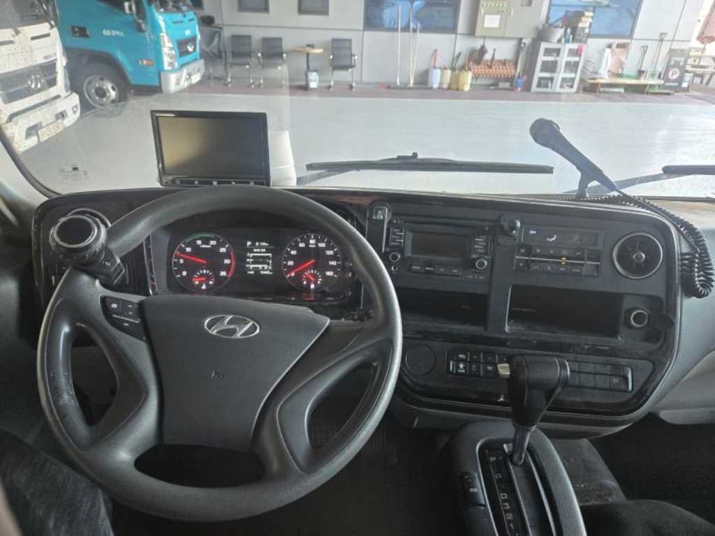 medium and large bus Hyundai bus - Vista 7