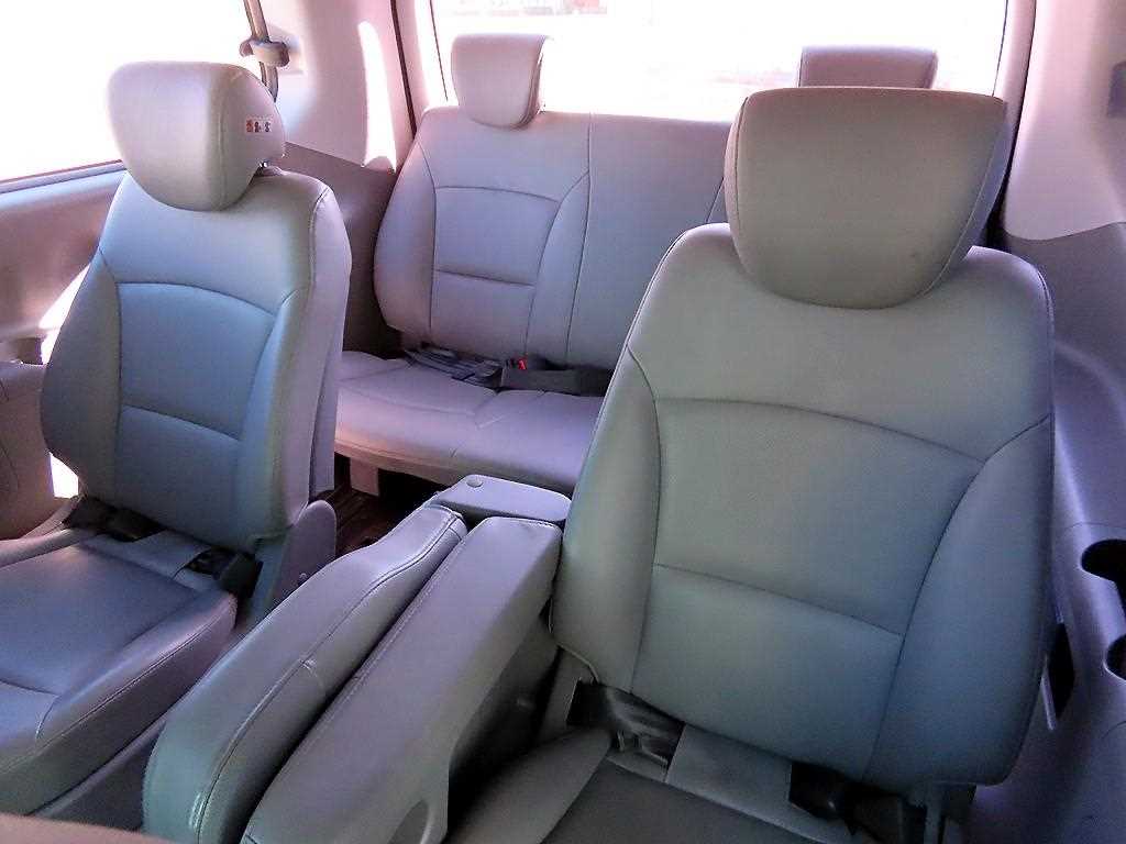 HYUNDAI Starex - Vista 7