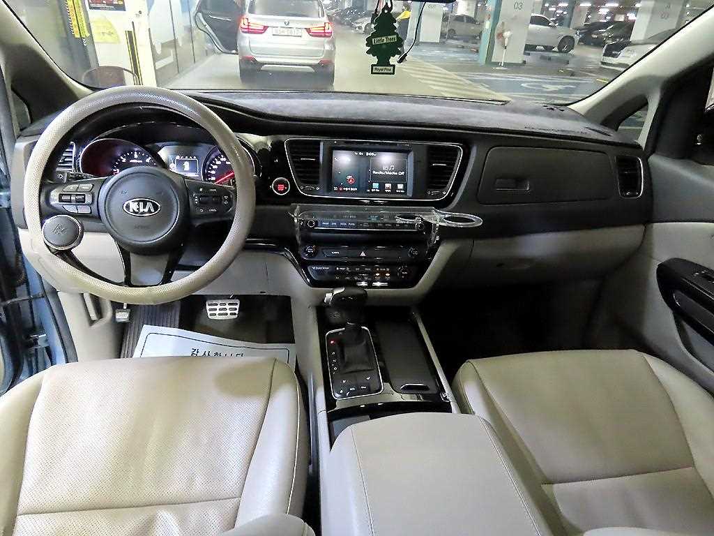 KIA Carnival - Vista 10