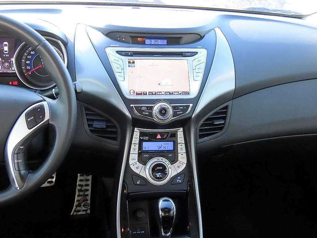 HYUNDAI Avante - Vista 10