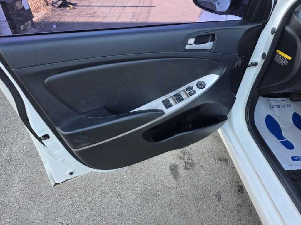 HYUNDAI Accent - Vista 10