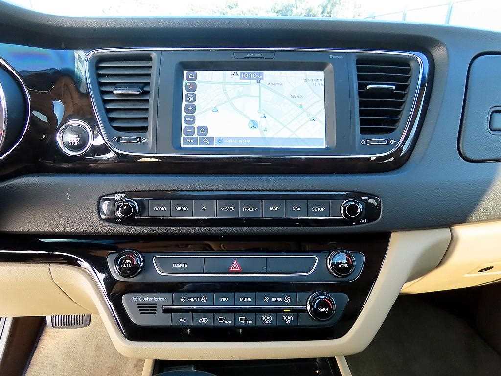 KIA Carnival - Vista 11