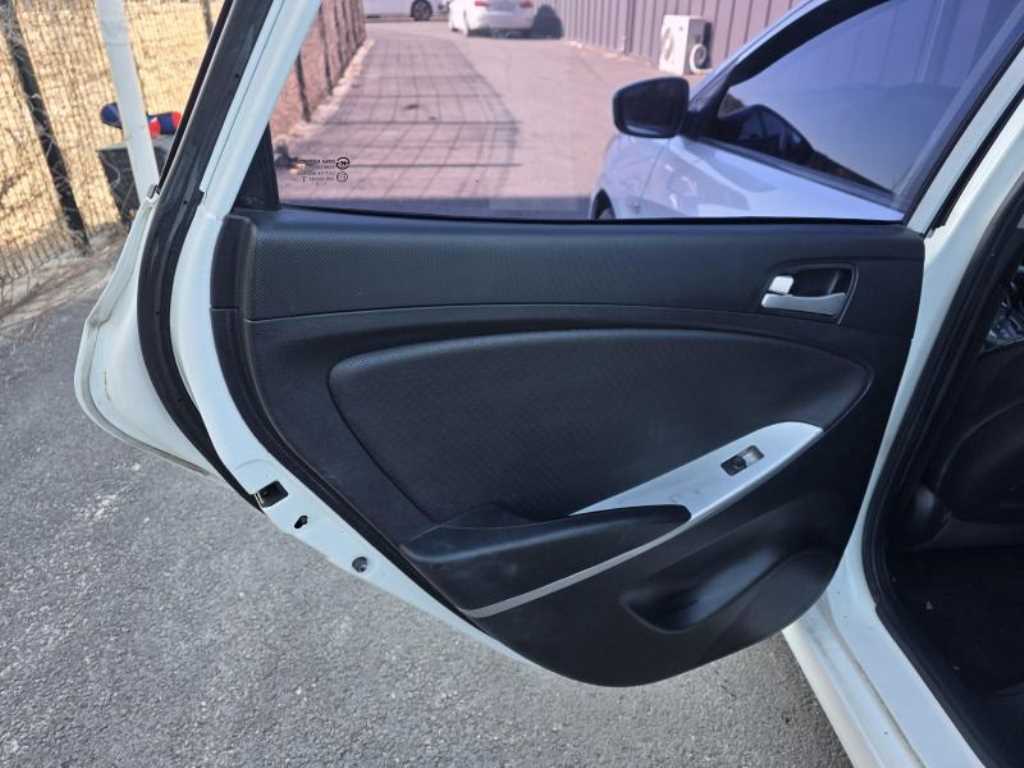 HYUNDAI Accent - Vista 6