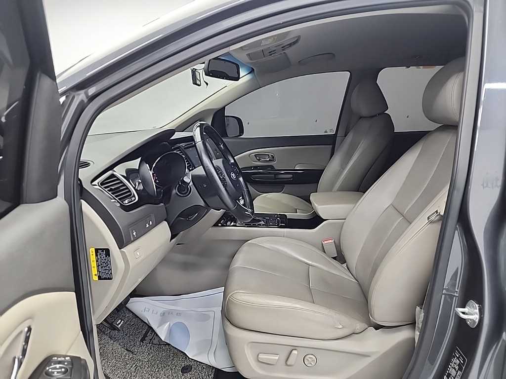 KIA Carnival - Vista 11
