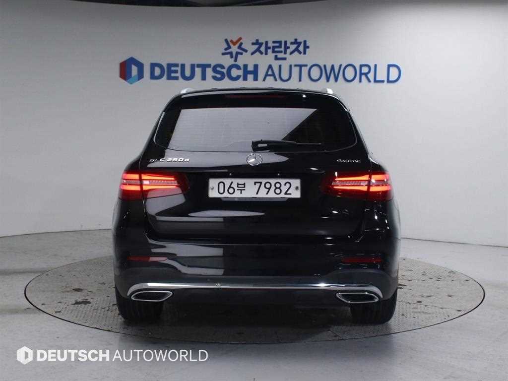 Mercedes Benz GLC Class - Vista 4