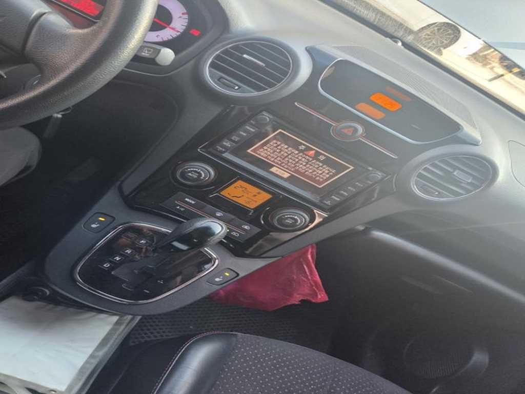 KIA Carens - Vista 8