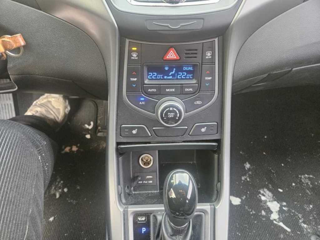 HYUNDAI Avante - Vista 6