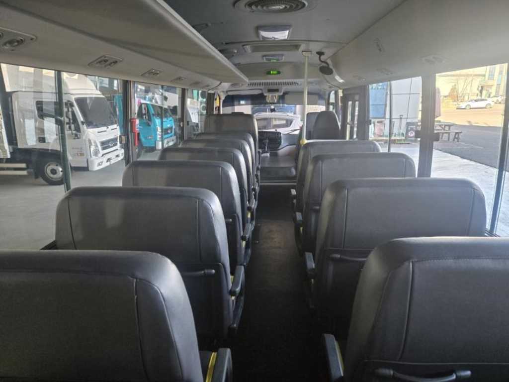 medium and large bus Hyundai bus - Vista 5