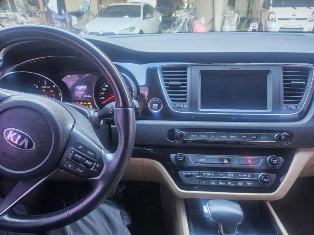 KIA Carnival - Vista 5