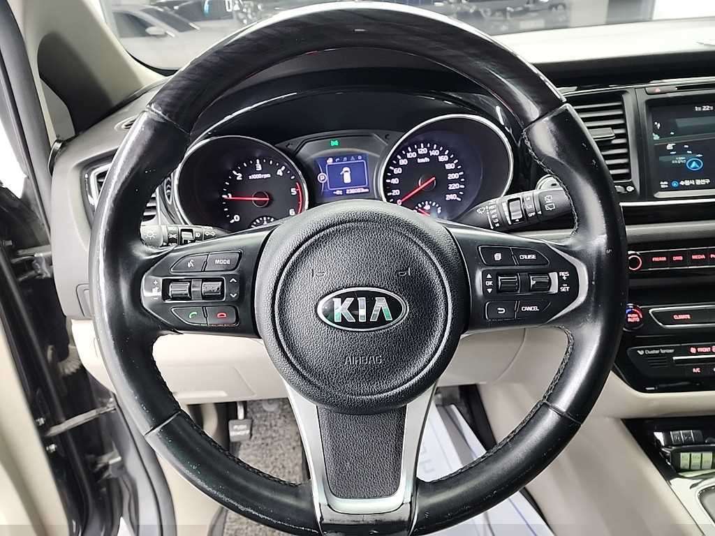 KIA Carnival - Vista 9