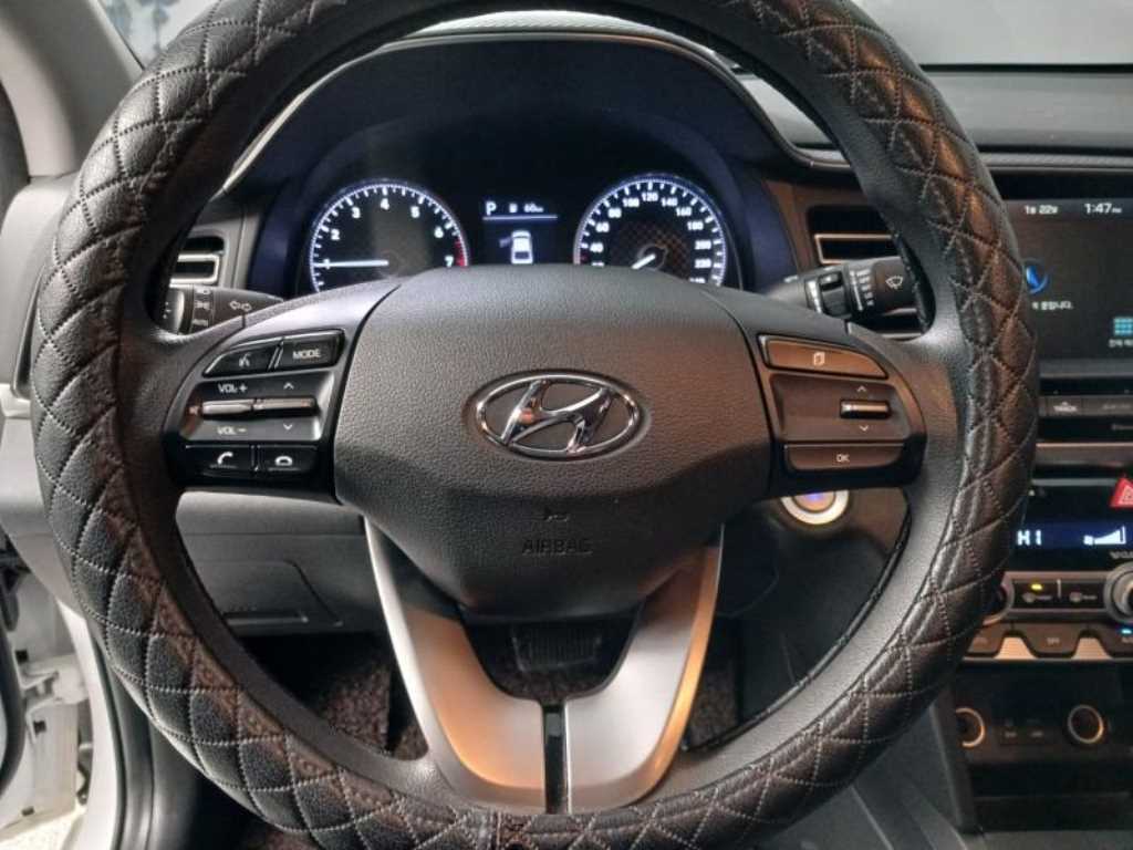 HYUNDAI Avante - Vista 9