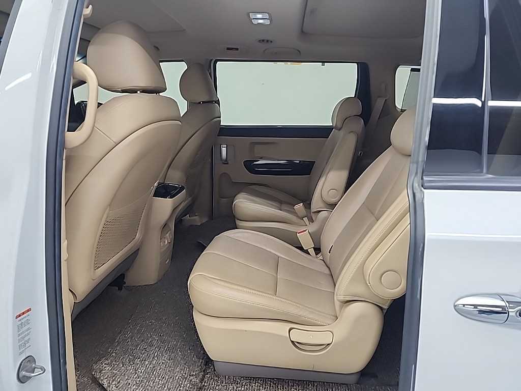 KIA Carnival - Vista 12