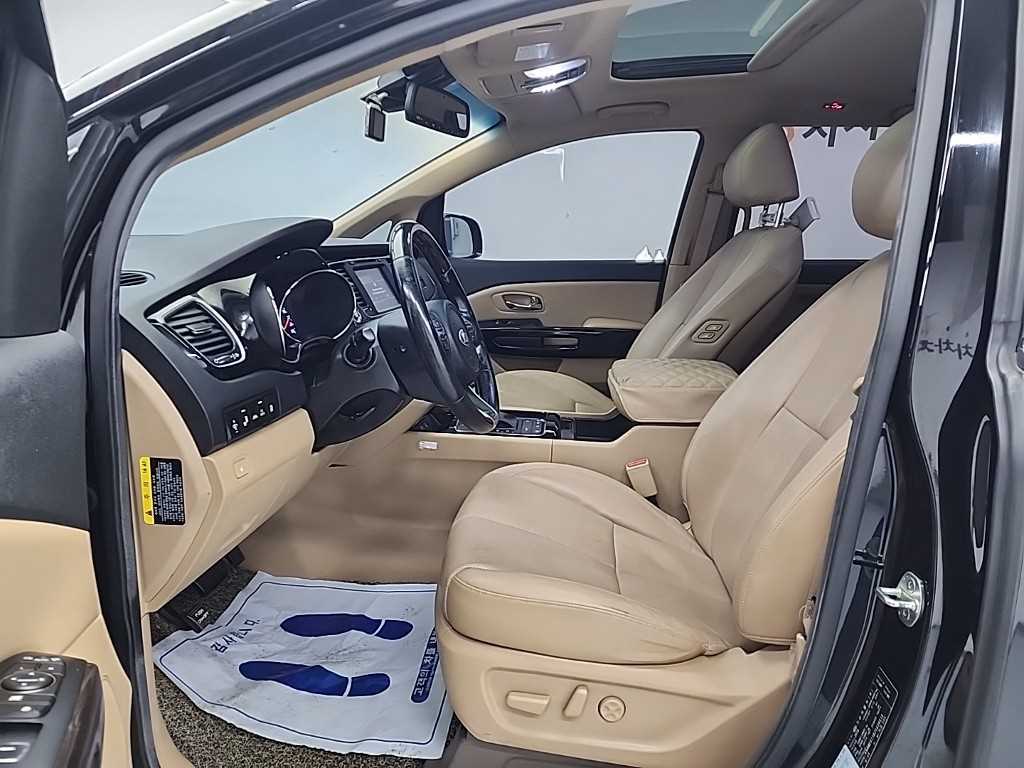 KIA Carnival - Vista 11