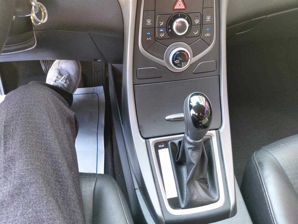 HYUNDAI Avante - Vista 12