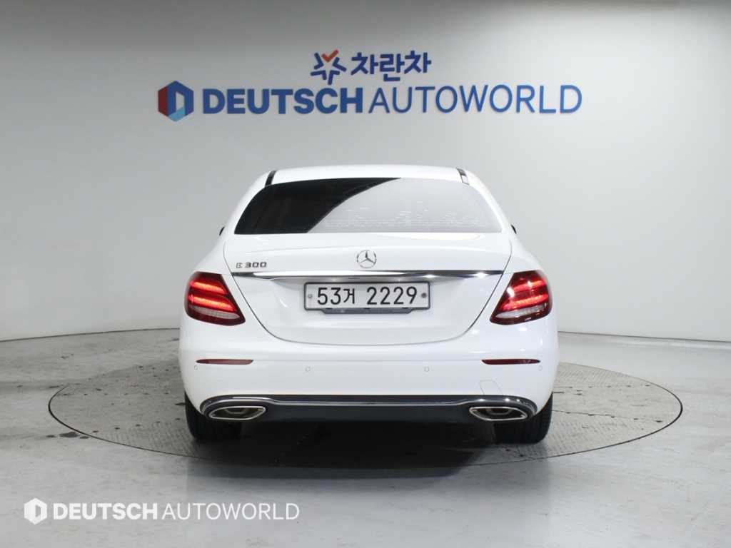 Mercedes Benz E class - Vista 4