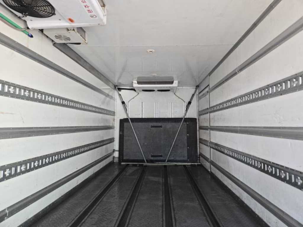 medium and large cargo truck - Vista 9