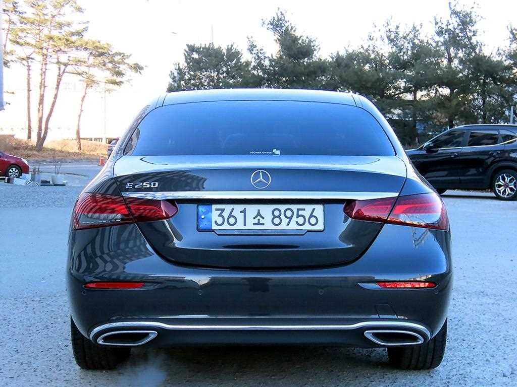 Mercedes Benz E class - Vista 4