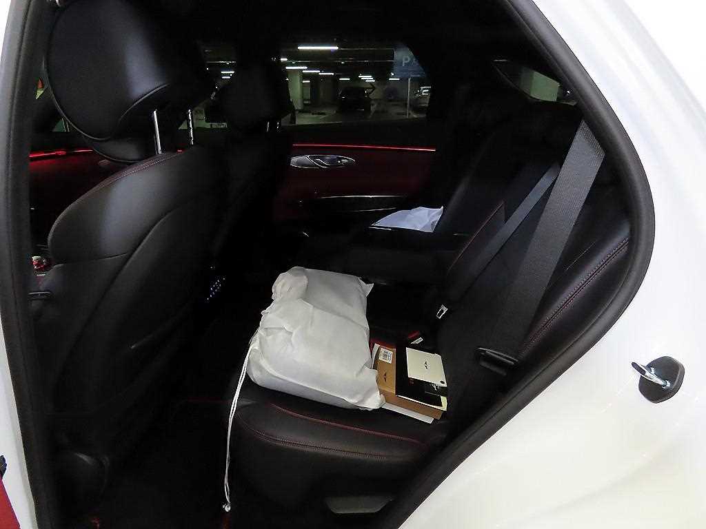 Genesis GV70 - Vista 7