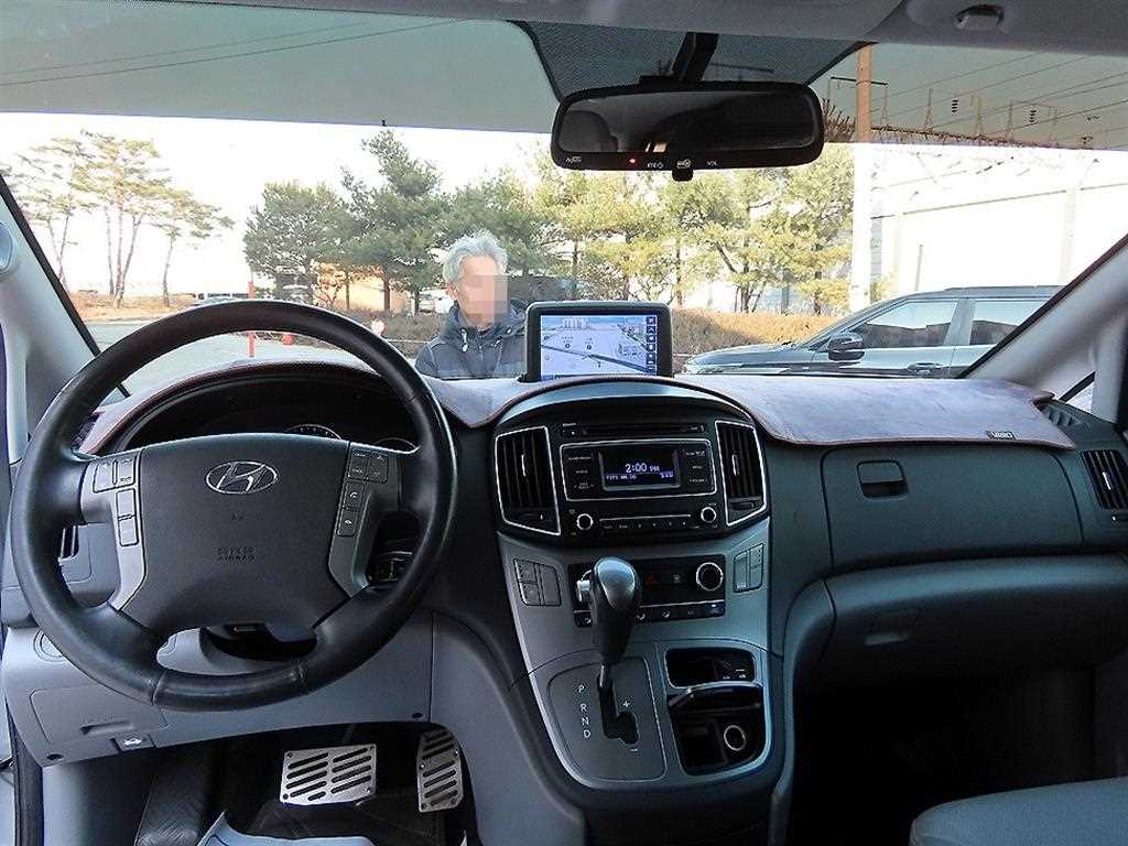 HYUNDAI Starex - Vista 7