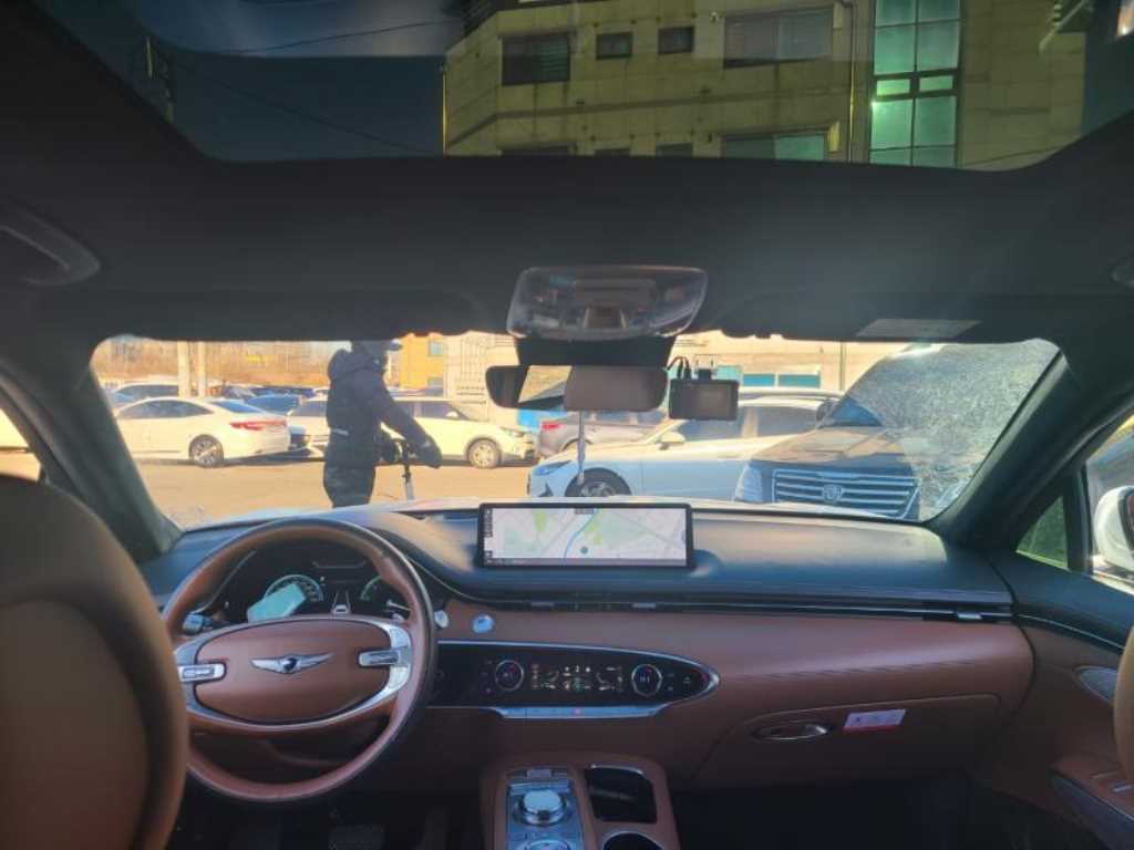 Genesis GV70 - Vista 8