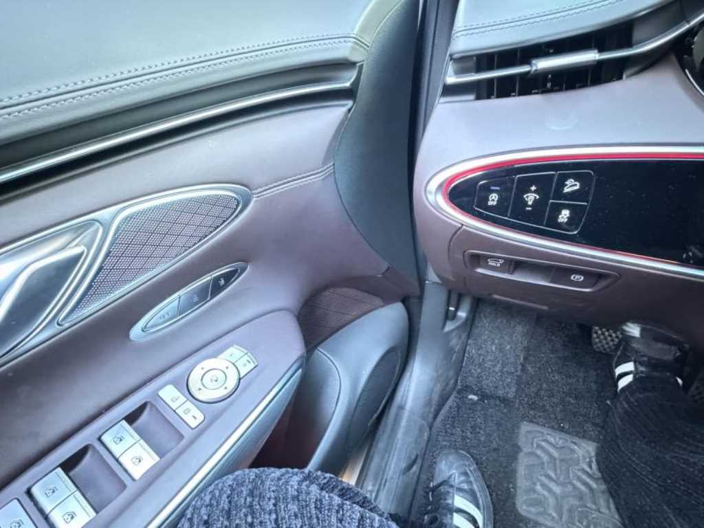 Genesis GV70 - Vista 8