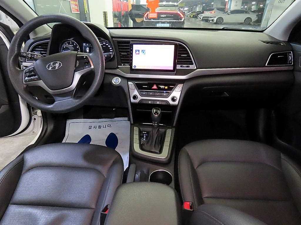 HYUNDAI Avante - Vista 10