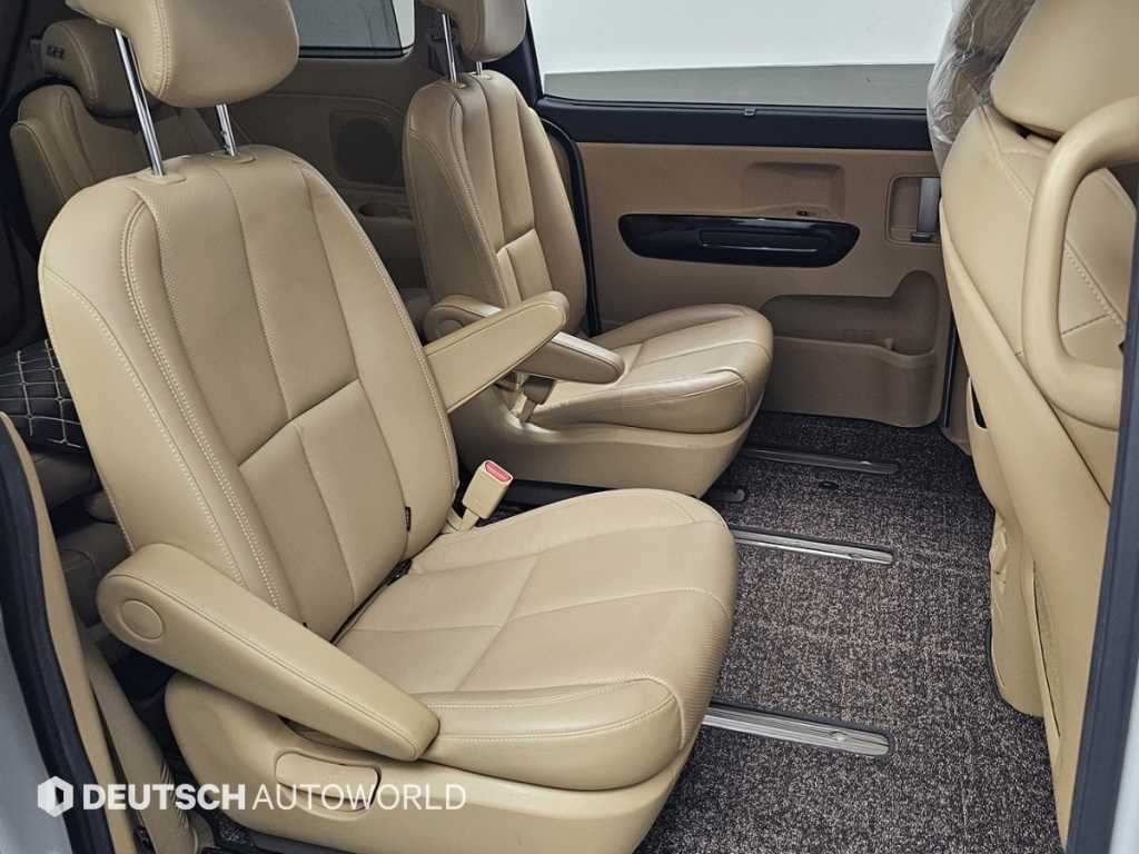 KIA Carnival - Vista 12