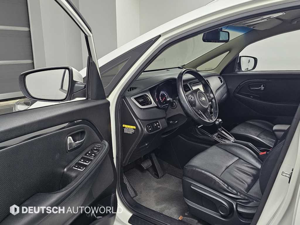 KIA Carens - Vista 11