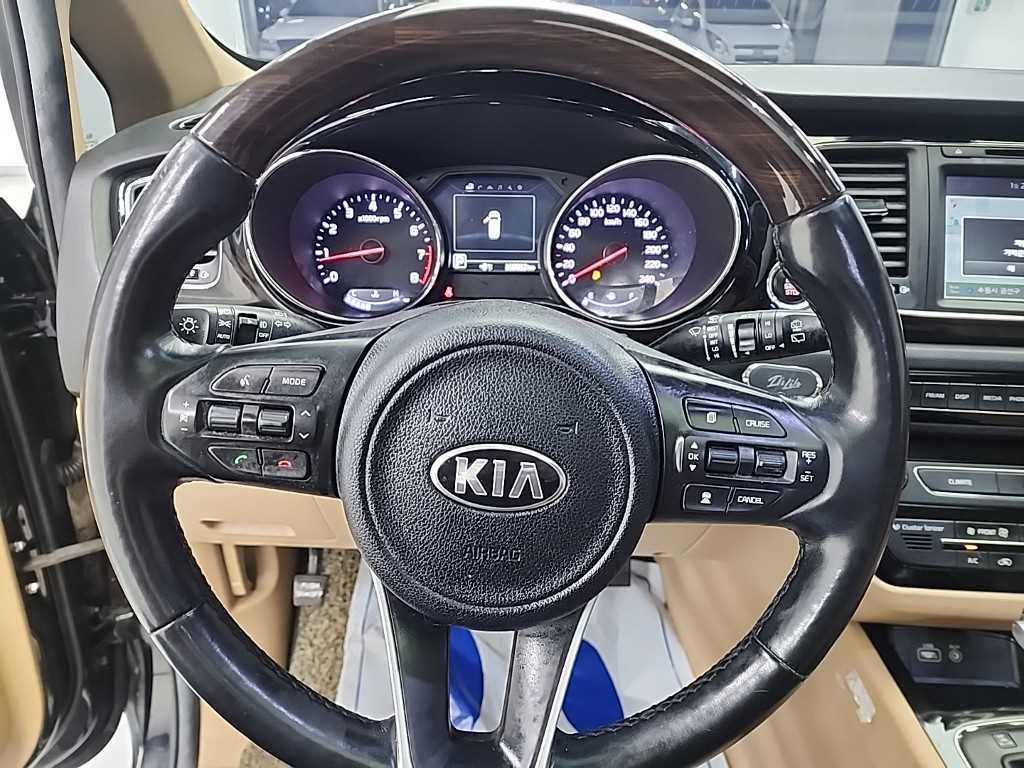 KIA Carnival - Vista 9