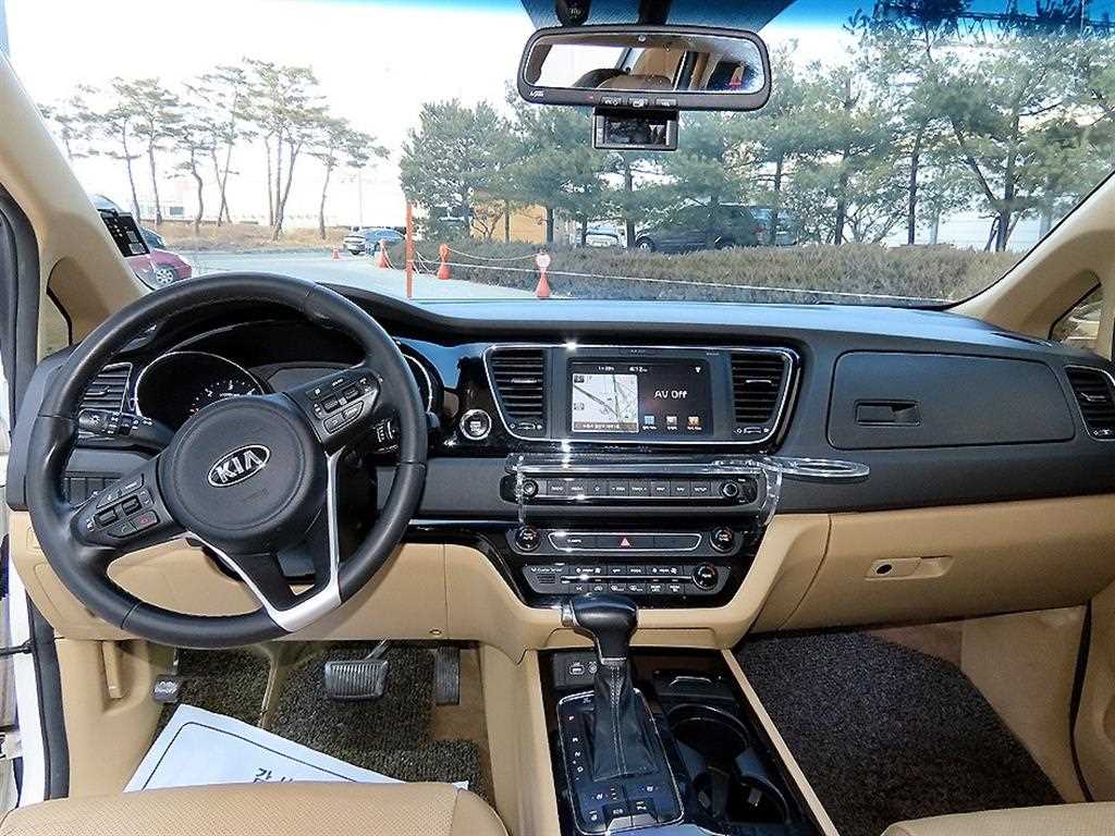 KIA Carnival - Vista 8