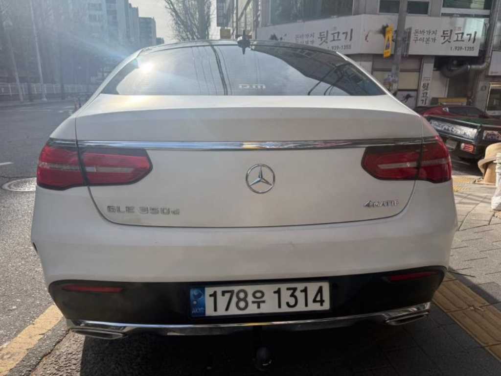 Mercedes Benz GLE Class - Vista 3