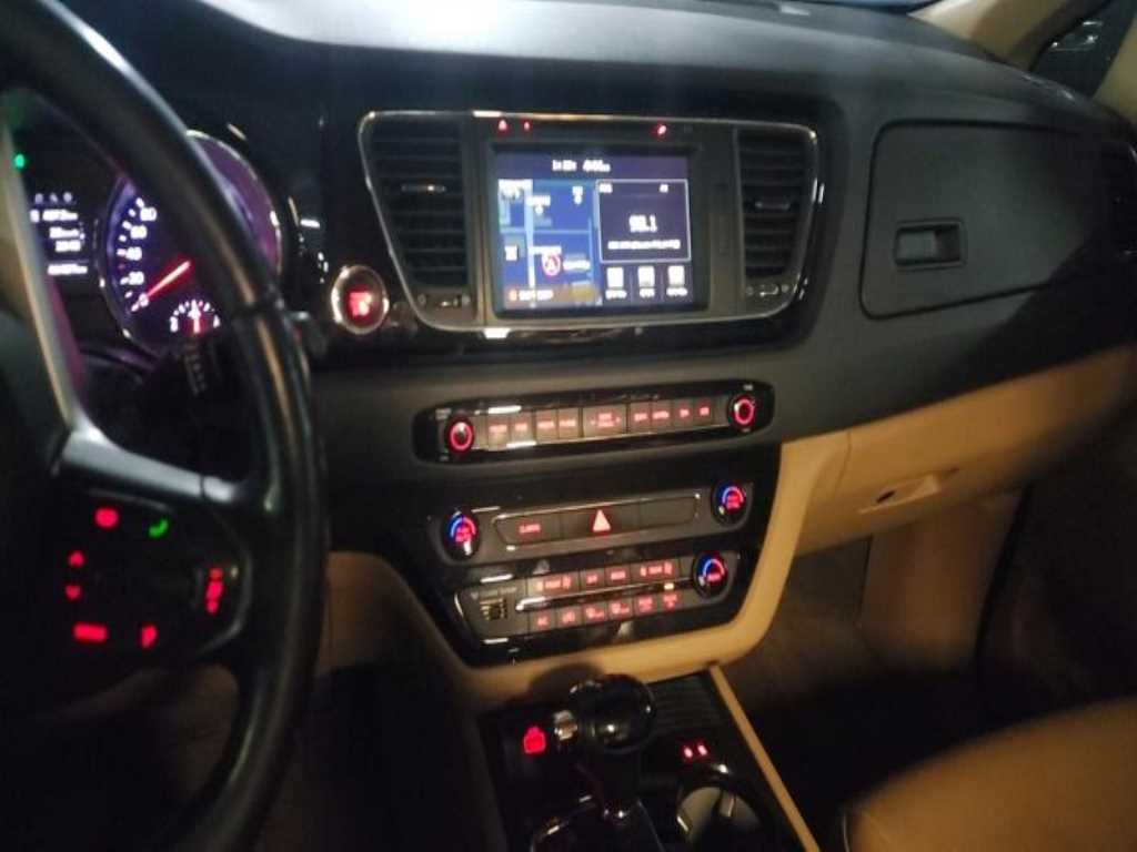KIA Carnival - Vista 4