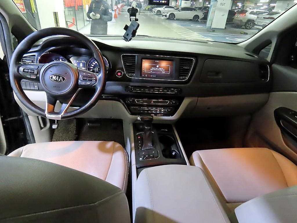 KIA Carnival - Vista 10