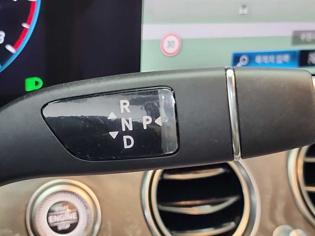 Mercedes Benz E class - Vista 8