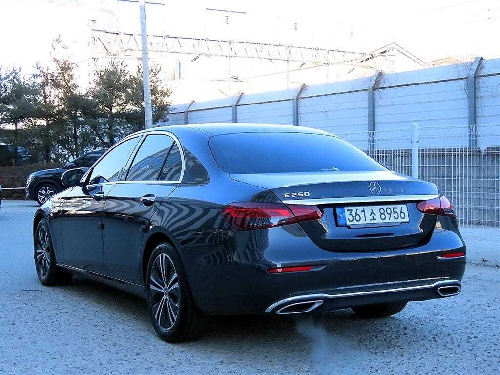 Mercedes Benz E class - Vista 3