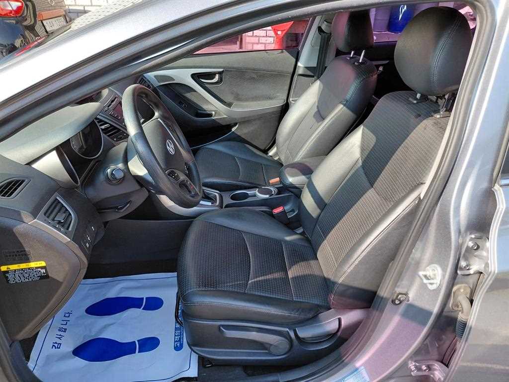 HYUNDAI Avante - Vista 9