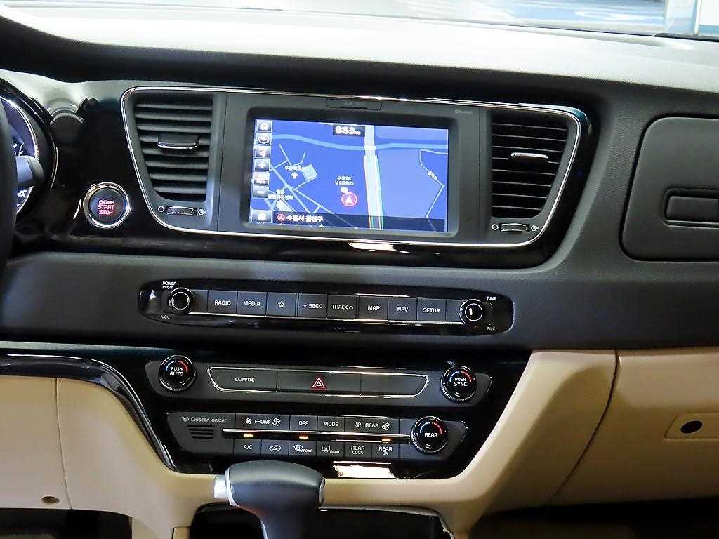 KIA Carnival - Vista 11