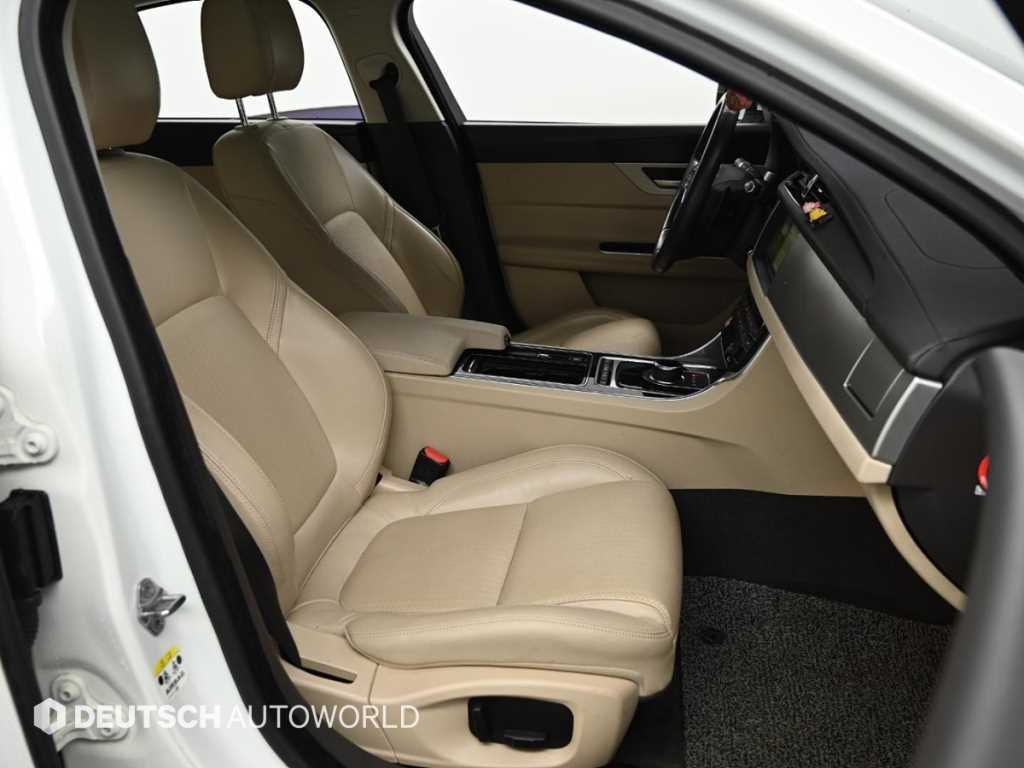 Jaguar XF - Vista 10