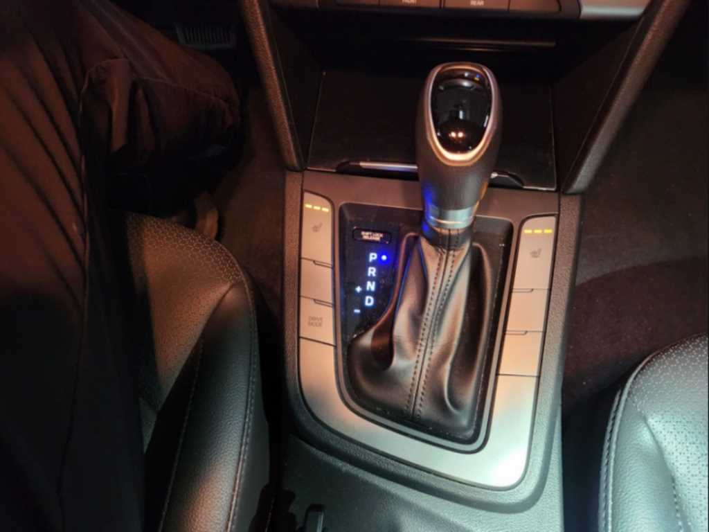 HYUNDAI Avante - Vista 10