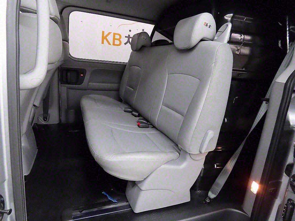 HYUNDAI Starex - Vista 6