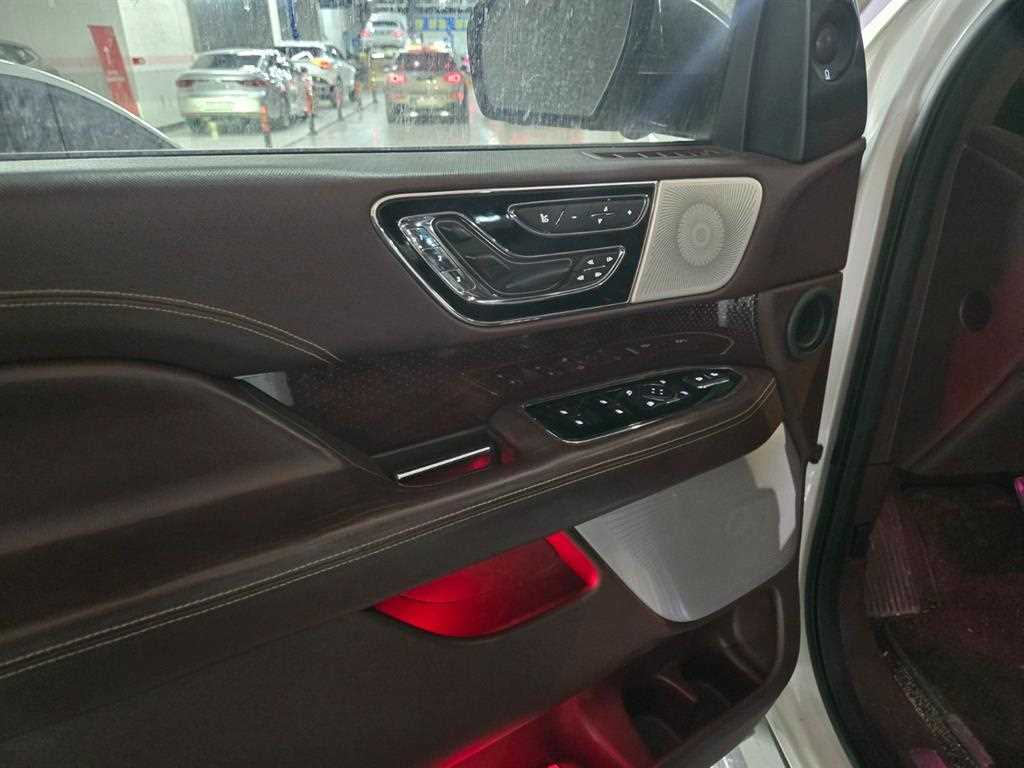 Lincoln Navigator - Vista 6